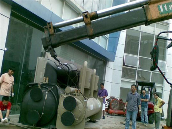 哈密市随车吊和汽车吊的核心区别是什么？哪种更省钱？